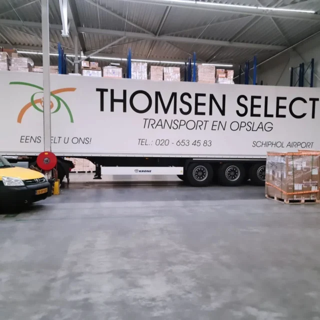 Vrachtwagenbelettering Thomsen Select 
#vrachtwagenbelettering #vrachtwagenbestickering #voertuigreclame #autobestickering #autobelettering
