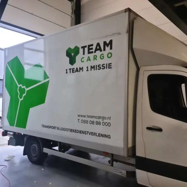 Bakwagenbestickering @teamcargobv @teamcargo_bv 
#bakwagenbestickering #autobestickering #autobelettering #trailerbestickering #voertuigreclame