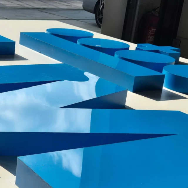 Led doosletters voor KLM & E&M Logistics 
#buitenreclame #doosletters #gevelreclame #klm