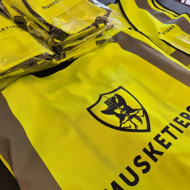 Veiligheidsvestjes bedrukt voor Musketiers logistics 
#textielbedrukking #textielbedrukken #kledingbedrukken #reclamebureau