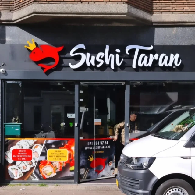 Verlicht gevelletters en raambestickering voor @sushitaran 
#doosletters #raambestickering #raambelettering #gevelreclame #ledletters #ontwerp