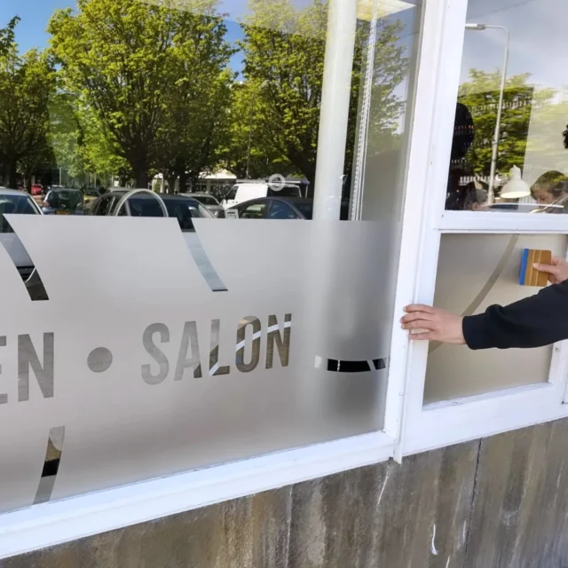 Met trots hebben we de raamstickers van @silueta_nails_delft geplakt! 💅 Dank voor het vertrouwen!
#raambelettering #raambestickering #gevelreclame #buitenreclame #ontwerp #design #privacyfolie
