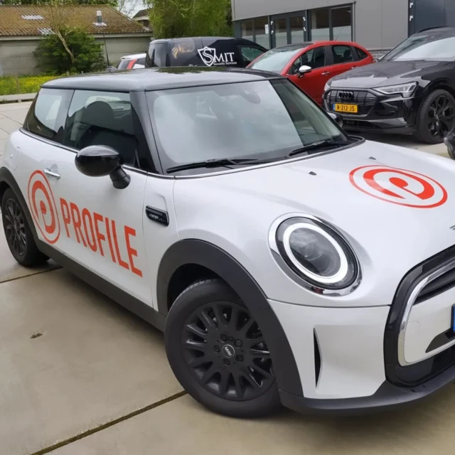 Mini Cooper met op maat gemaakte bestickering voor @profilehoorn Bedankt voor het vertrouwen!
#voertuigreclame #autobestickering #autobelettering #reclamebureau #design