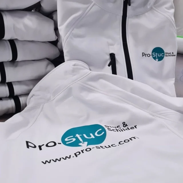 Jassen bedrukt voor Pro-stuc. Bedankt voor de fijne samenwerking 
#textielbedrukking #textielbedrukken #reclamebureau #design #ontwerp #kledingbedrukken