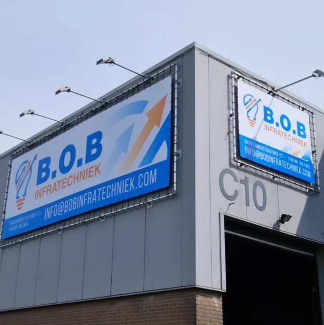 Trots hangen de spandoeken met frames van @bobinfratechniek... Dank voor het vertrouwen en de prettige samenwerking!
#gevelreclame #spandoek #spandoekframe #buitenreclame #ontwerp #design