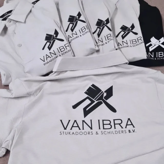 Signova levert topkwaliteit textielbedrukking voor al jouw behoeften! Werk, evenementen, feesten - wij hebben het juiste antwoord voor je.
#textielbedrukking #textielbedrukken #bedrijfskledingbedrukken #ontwerp #design #Reclame #reclamebureau