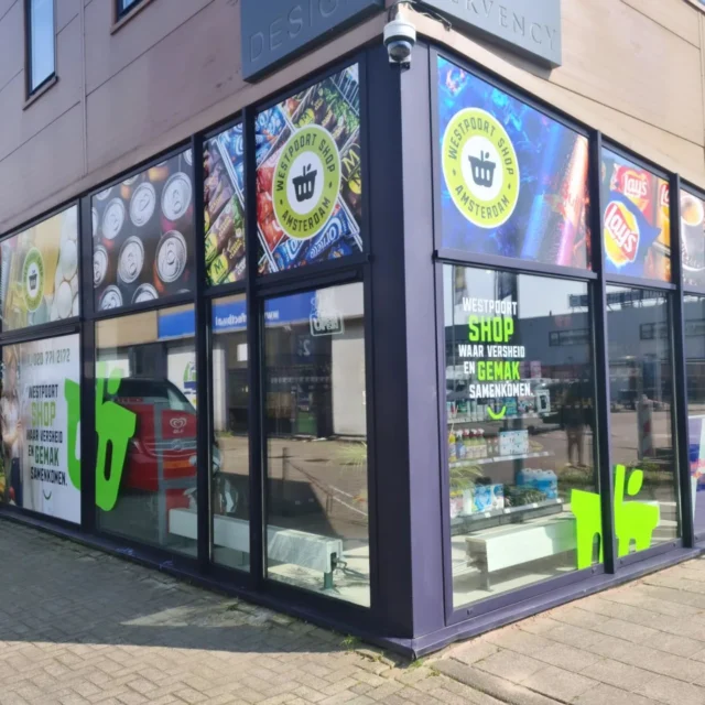 De ramen zijn omgetoverd met prachtige fullcolor geprinte stickers en zien er fantastisch uit! 🪟✨ Dank aan @westpoortshop voor de geweldige samenwerking!
#fullcolorprinting #snijfolie #raambelettering #raambestickering #buitenreclame #gevelreclame #design #ontwerp #Reclame #reclamebureau #westpoort
