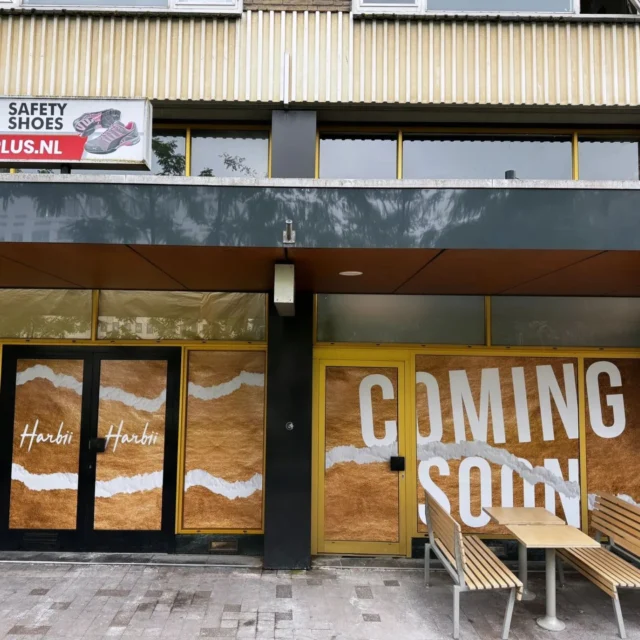 Nadat we jarenlang met plezier hebben samengewerkt met @wawburgernl en @ganiikebap , zijn we nu begonnen aan een nieuw project voor @harbii. De raambestickering is voltooid en binnenkort volgt er een update. Dank voor de fijne samenwerking en het vertrouwen @furkan.soylerr 
#raambelettering #raambestickering #buitenreclame #binnenreclame #gevelreclame #gevelbord #ontwerp #design #Reclame #reclamebureau #comingsoon