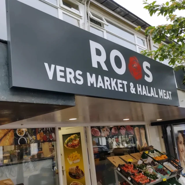 Trots om gevelbord box en raamstickers te leveren aan @roosversmarket Dank voor jullie vertrouwen!
#raambelettering #raambestickering #buitenreclame #gevelreclame #lichtbakreclame #ontwerp #design #gevelbord
