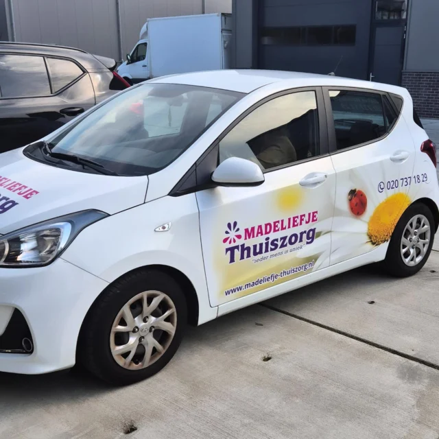 Halfwrap op het voertuig van @madeliefjezorg verzorgd. Trots op het eindresultaat! Bedankt voor het vertrouwen.
#Halfwrap #Voertuigwrap #Autobelettering #Reclame #Voertuigreclame #autobestickering #Ontwerp #design