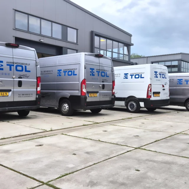 De wagenpark van @tolaannemers is voorzien van nieuwe bestickering. Bedankt voor de prettige samenwerking!
#wagenparkbestickering #voertuigreclame #autobestickering #autobelettering #design #ontwerp #reclamebureau