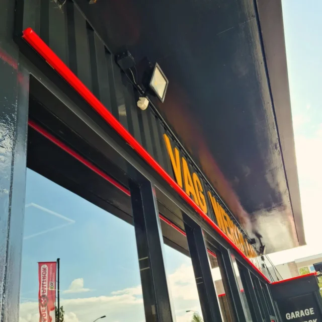 Voor @paltrok.garage hebben wij opnieuw met plezier ledstrips, led doosletters, freesletters, raamstickers,, drukwerk masten en vlaggen geleverd. Elke keer weer was de samenwerking top. Bedankt! 🤜🏼 
#gevelreclame #freesletters #raambelettering  #doosletters #ledletters #buitenreclame #raambestickering #ontwerp #design #gevelbord #buitenreclame #binnenreclame #vlaggenmast #mastvlaggen #ledstrips #lichtlijnen #Reclame #reclamebureau