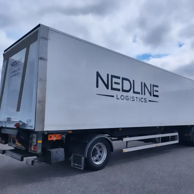 Opnieuw drie trailers bestickerd voor @nedlinelogistics Bedankt voor het vertrouwen en de geweldige samenwerking. 
#vrachtwagenbelettering #vrachtwagenbestickering #voertuigreclame #autobestickering #autobelettering #Ontwerp #design #Reclame #reclamebureau