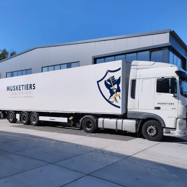 We kregen weer de kans om een vrachtwagen te bestickeren voor musketiers.logistics. Nogmaals bedankt!
#autobestickering #autobelettering #vrachtwagenbelettering #vrachtwagenbestickering #wagenparkbestickering #voertuigreclame #design #Ontwerp #trailerreclame #trailerbestickering #trailerbelettering #Reclame #reclamebureau