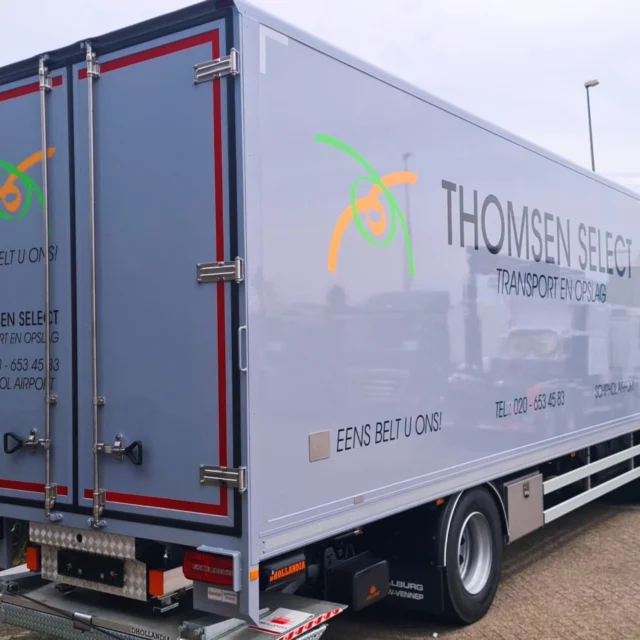 Voor @thomsenselect hebben we opnieuw twee motorwagens volledig voorzien van reclame-uitingen. Bedankt voor de uitstekende communicatie en samenwerking!
#vrachtwagenbelettering #vrachtwagenbestickering #voertuigreclame #autobestickering #autobelettering #Ontwerp #design #Reclame #reclamebureau