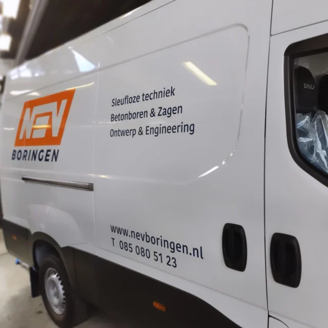 Drie Iveco bestelwagens zijn voorzien van bestickering op de locatie van @trucklandnl voor @nevboringen, in samenwerking met leaseplan. Wij willen iedereen bedanken voor de fijne samenwerking.
#autobestickering #autobelettering #voertuigreclame #bedrijfsreclame #bedrijfswagenbelettering #wagenparkbestickering #design #Ontwerp #Reclame #reclamebureau