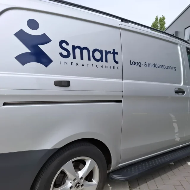 De wagenpark van @smartinfratechniek is voorzien van nieuwe bestickering. Bedankt voor de prettige samenwerking!
#wagenparkbestickering #voertuigreclame #autobestickering #autobelettering #design #ontwerp #reclamebureau