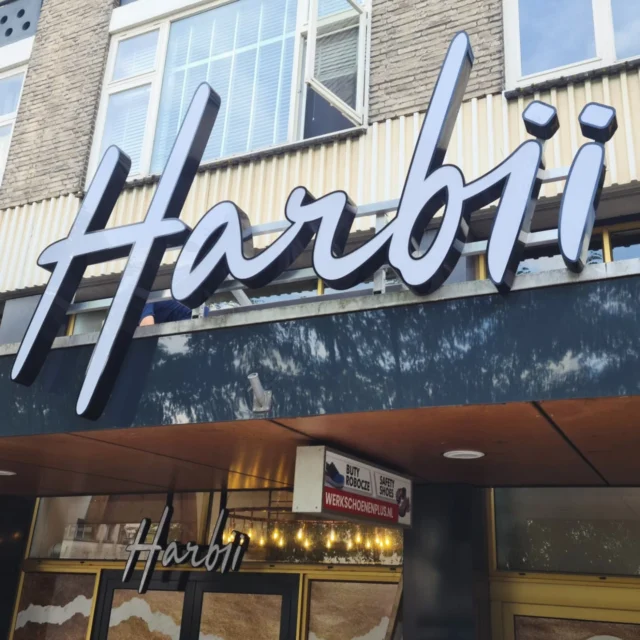 ✨ We zijn super trots om aan te kondigen dat we na succesvolle samenwerkingen met 5 filialen van @wawburgernl en 2 filialen van @ganiikebap, nu ook de kans hebben gekregen om de reclame voor @harbii te verzorgen! ✨
Een enorme dank aan jullie voor het vertrouwen in ons team. Samen maken we er iets bijzonders van!
#gevelreclame #gevelbord #buitenreclame #ledletters #doosletters #raambelettering #raambestickering #fullcolorprinting #gevelletters #design #Ontwerp #Reclame #reclamebureau