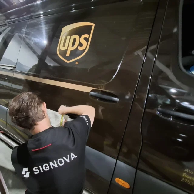 In samenwerking met @nedlinelogistics hebben wij met trots de bestelwagens van @ups mogen voorzien van prachtige bestickering! Het was een geweldige ervaring om aan dit project te werken en deze voertuigen een unieke look te geven.
Bedankt voor het vertrouwen en de fijne samenwerking!
#autobestickering #autobelettering #voertuigreclame #bedrijfsreclame #bedrijfswagenbelettering #wagenparkbestickering #design #Ontwerp #Reclame #reclamebureau
