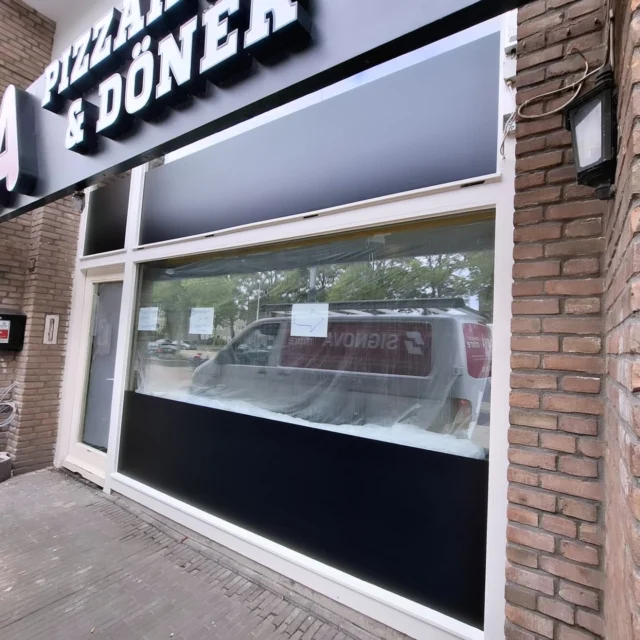 We hebben met veel plezier de ruiten mogen blinderen voor Oba Pizza & Doner! Een stijlvolle en praktische oplossing voor hun prachtige locatie. Bedankt voor het vertrouwen in ons vakmanschap!
#raambelettering #raambestickering  #raamblinderen #buitenreclame #binnenreclame #gevelreclame #gevelbord #ontwerp #design #Reclame #reclamebureau