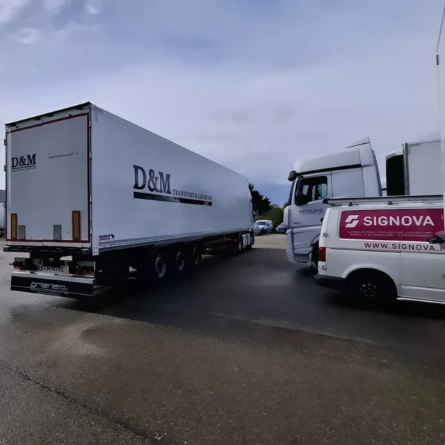 Opnieuw hebben wij met veel plezier de vrachtwagens van D&M Transport voorzien van reclame! Na het bestickeren van de trekkers, waren nu de trailers aan de beurt. Een mooi project waar we trots op zijn! Bedankt voor het vertrouwen in ons werk.
#VrachtwagenReclame #Bestickering #Bedrijfsvoertuigen 
#autobestickering #autobelettering #vrachtwagenbelettering #vrachtwagenbestickering #wagenparkbestickering #voertuigreclame #design #Ontwerp #trailerreclame #trailerbestickering #trailerbelettering #Reclame #reclamebureau