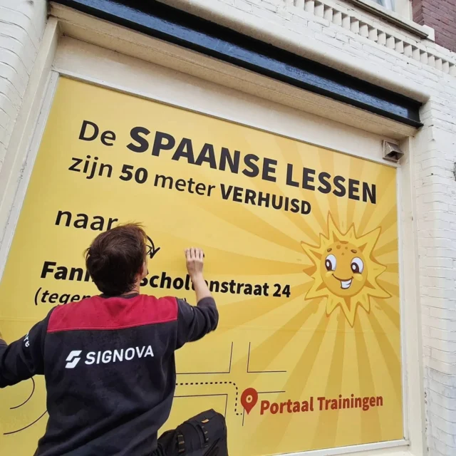 "Wat een mooie opdracht! We mochten de raamstikkering leveren voor een Spaanse school ter ere van hun verhuizing. Bedankt voor het vertrouwen in ons werk!"
#fullcolorprinting #snijfolie #raambelettering #raambestickering #buitenreclame #gevelreclame #design #ontwerp #Reclame #reclamebureau