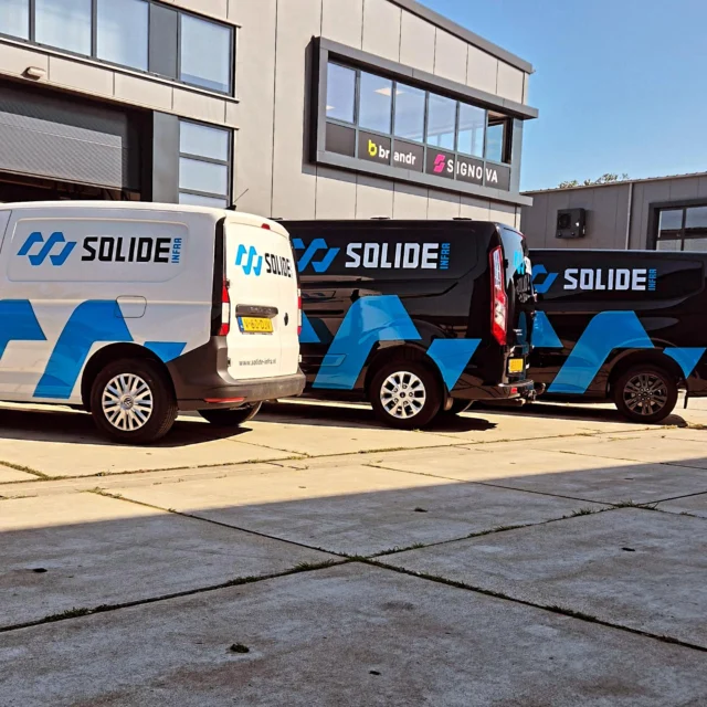 Drie nieuwe voertuigen voorzien van opvallende bestickering! We danken @solideinfra voor hun jarenlange vertrouwen in ons. Op naar nog meer succesvolle samenwerkingen en prachtige resultaten!
#autobestickering #autobelettering #voertuigreclame #bedrijfsreclame #bedrijfswagenbelettering #wagenparkbestickering #design #Ontwerp #Reclame #reclamebureau
