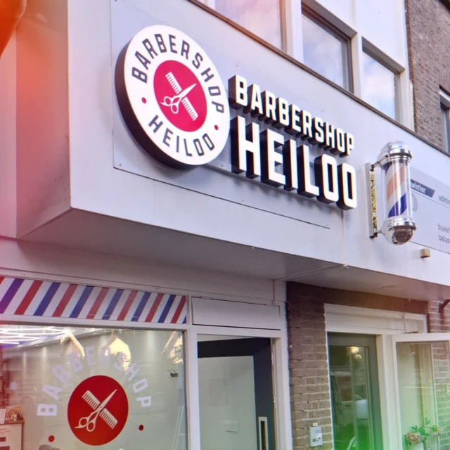 Voor onze klant in Heiloo hebben wij met trots verlichte doosletters mogen plaatsen. Zo valt het bedrijf zowel overdag als ’s avonds prachtig op. Bedankt voor het vertrouwen, en we kijken uit naar de volgende samenwerking! @barbershop_heiloo
#gevelreclame #gevelbord #buitenreclame #ledletters #doosletters #raambelettering #raambestickering #fullcolorprinting #gevelletters #design #Ontwerp #Reclame #reclamebureau