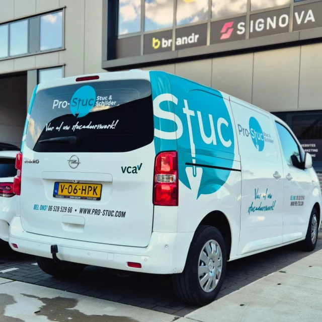 Voor @pro.stuc hebben we opnieuw een voertuig voorzien van strakke bestickering. Mooi, opvallend en met oog voor detail! Dankjewel voor de prettige samenwerking, en we wensen jullie veel veilige kilometers op de weg.
#autobestickering #autobelettering #voertuigreclame #bedrijfsreclame #bedrijfswagenbelettering #wagenparkbestickering #design #Ontwerp #Reclame #reclamebureau