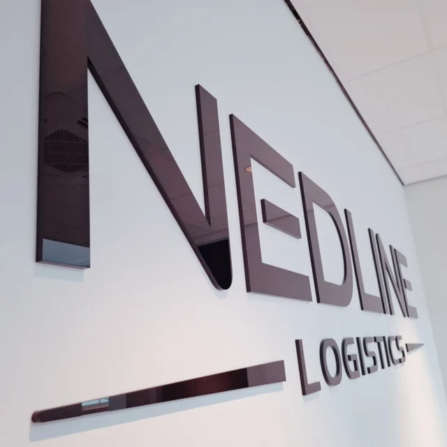 Nedline renoveert hun hoofdkantoor, en wij mochten de binnen- en buitenreclame verzorgen. Van freesletters en raamstickers met privacyfolie tot binnenkort Led verlichte doosletters en signborden. Ook zes vrachtwagens zijn door ons bestickerd. 
Bedankt, @nedlinelogistics voor de fijne samenwerking en veel succes in de vernieuwde kantoorruimte!
#freesletters #acryloxletters #raambestickering #raambelettering #raamdecoratie #VrachtwagenReclame #Bestickering #Bedrijfsvoertuigen 
#autobestickering #autobelettering #vrachtwagenbelettering #vrachtwagenbestickering #wagenparkbestickering #voertuigreclame
#gevelbord #gevelreclame #dibond #buitenreclame #ledletters #doosletters #design #Ontwerp #montage #flatbox #Reclame #reclamebureau