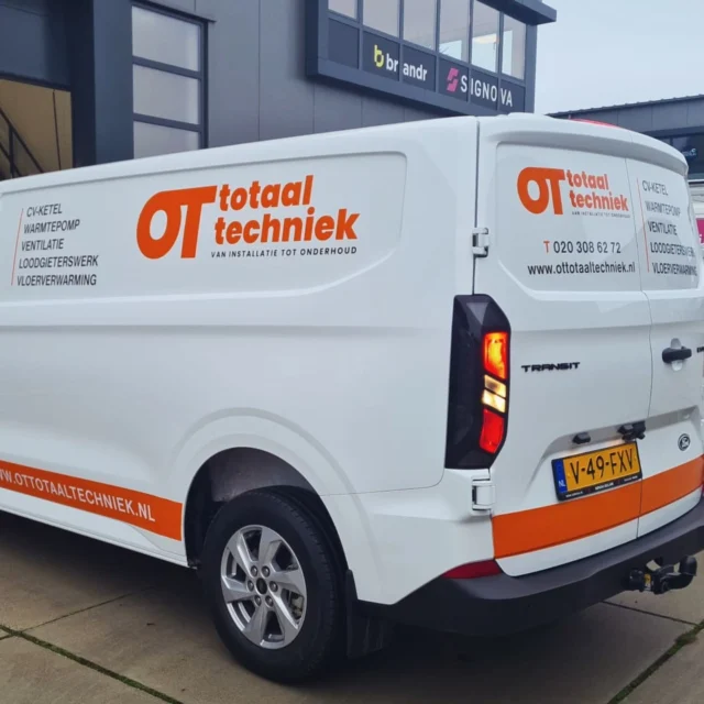 Voor @ottotaaltechniek hebben wij een voertuig voorzien van strakke bestickering. Dankjewel voor de prettige samenwerking, en we wensen jullie veel veilige kilometers op de weg.
#autobestickering #autobelettering #voertuigreclame #bedrijfsreclame #bedrijfswagenbelettering #wagenparkbestickering #design #Ontwerp #Reclame #reclamebureau