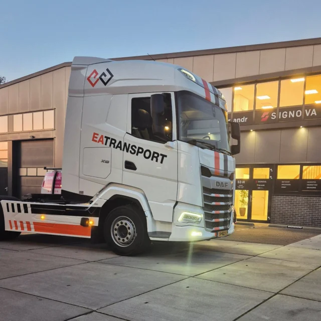 Trots om opnieuw een schitterende en stoere look aan een trekker te geven met opvallende bestickering. Een grote dank aan @ea_transport voor de geweldige samenwerking! We wensen jullie heel veel veilige kilometers toe.
#autobestickering #autobelettering #vrachtwagenbelettering #vrachtwagenbestickering #wagenparkbestickering #voertuigreclame #design #Ontwerp #trailerreclame #trailerbestickering  #trekkerbestickering #trekkerbelettering #trailerbelettering #Reclame #reclamebureau