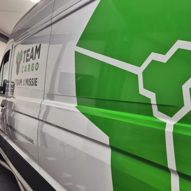 Opnieuw een bestelwagen voorzien van opvallende bestickering! We danken @teamcargo_bv voor hun jarenlange vertrouwen in ons. Op naar nog meer succesvolle samenwerkingen en prachtige resultaten!
#autobestickering #autobelettering #voertuigreclame #bedrijfsreclame #bedrijfswagenbelettering #wagenparkbestickering #design #Ontwerp #Reclame #reclamebureau
