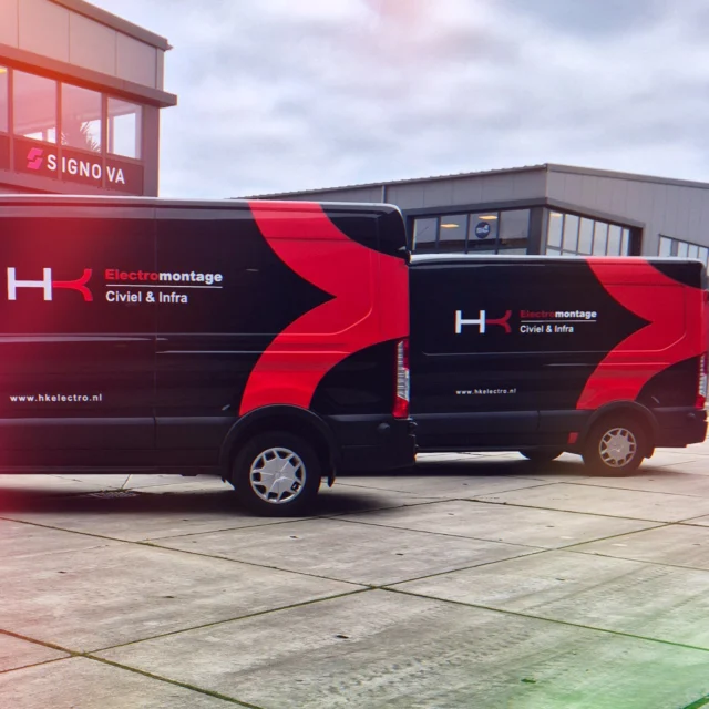 Voor onze beste buren @hkelectro hebben we weer twee voertuigen mogen bestickeren! Het zijn twee prachtige blikvangers geworden. Wij wensen onze buren heel veel rijplezier toe en bedanken hen voor de fijne samenwerking!
#autobestickering #autobelettering #voertuigreclame #bedrijfsreclame #bedrijfswagenbelettering #wagenparkbestickering #design #Ontwerp #Reclame #reclamebureau